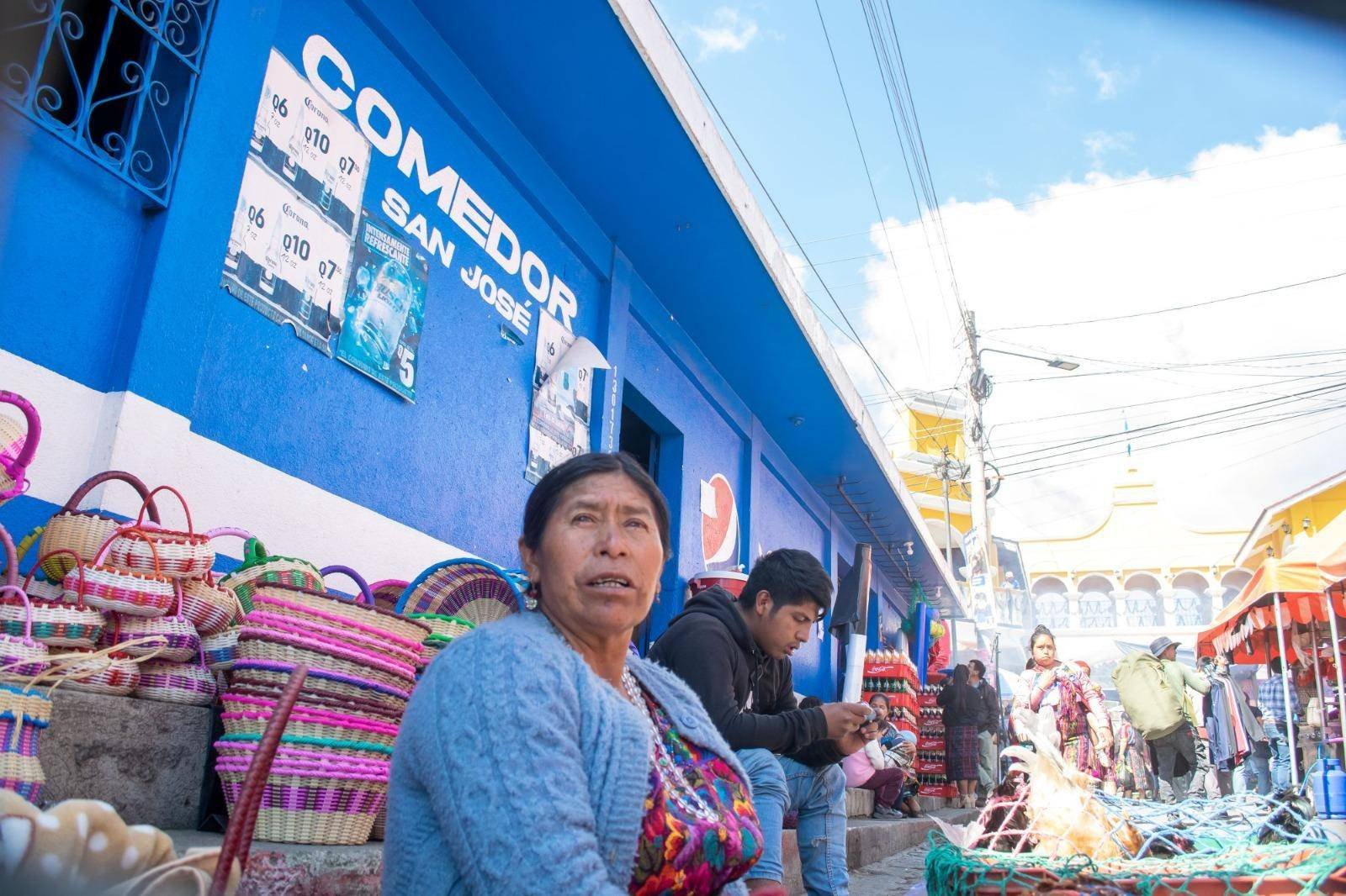  Doña Francisca Simón vende gallos de corral en la feria de San José Poaquil. Foto Joe Solano 